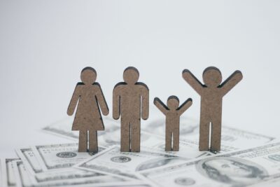 Gel des allocations familiales en 2027 : ce que le budget change pour votre famille